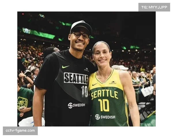 “特写:40岁的苏·伯德现身风暴队训练场,以顾问身份指导新人控卫” “特写:40岁的苏·伯德现身风暴队训练场,以顾问身份指导新人控卫”